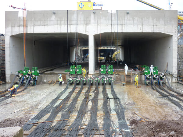 Liaison Micheville : le tunnel Micheville Central Gate, prolongation de l’A4 à Esch vers la France, passe sous 7 voies de CFL Cargo. Le ripage a été effectué en un temps record de 72 h !