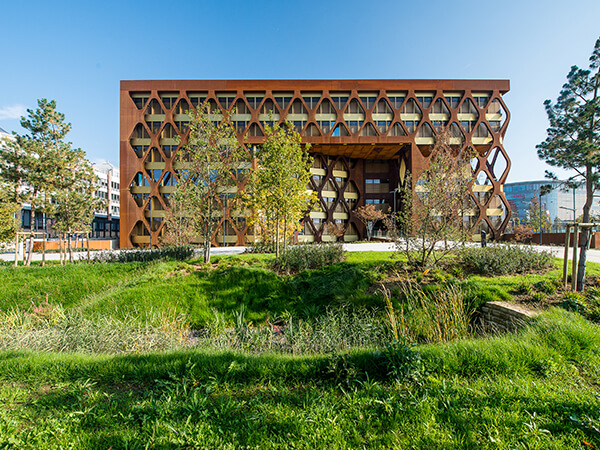 Construction de 2012 à 2014 du siège de KPMG au Kirchberg. Sa façade en corten est emblématique du quartier d’affaires.