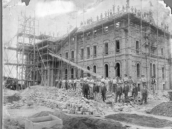 Exemple de chantier aux débuts de l’entreprise de construction, vers 1900.