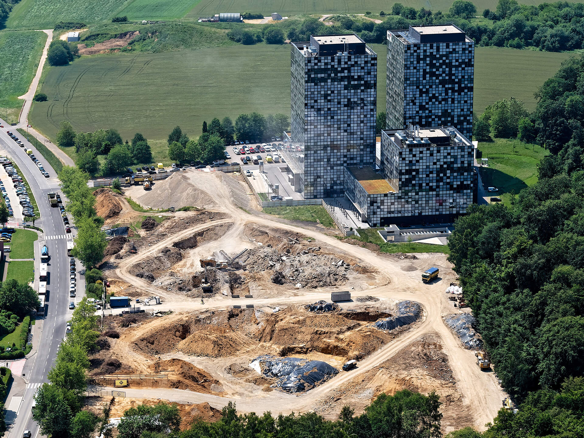 Après la démolition de l’ancien bâtiment RTL, les matériaux sont concassés sur site et serviront pour les voiries des nouvelles constructions.