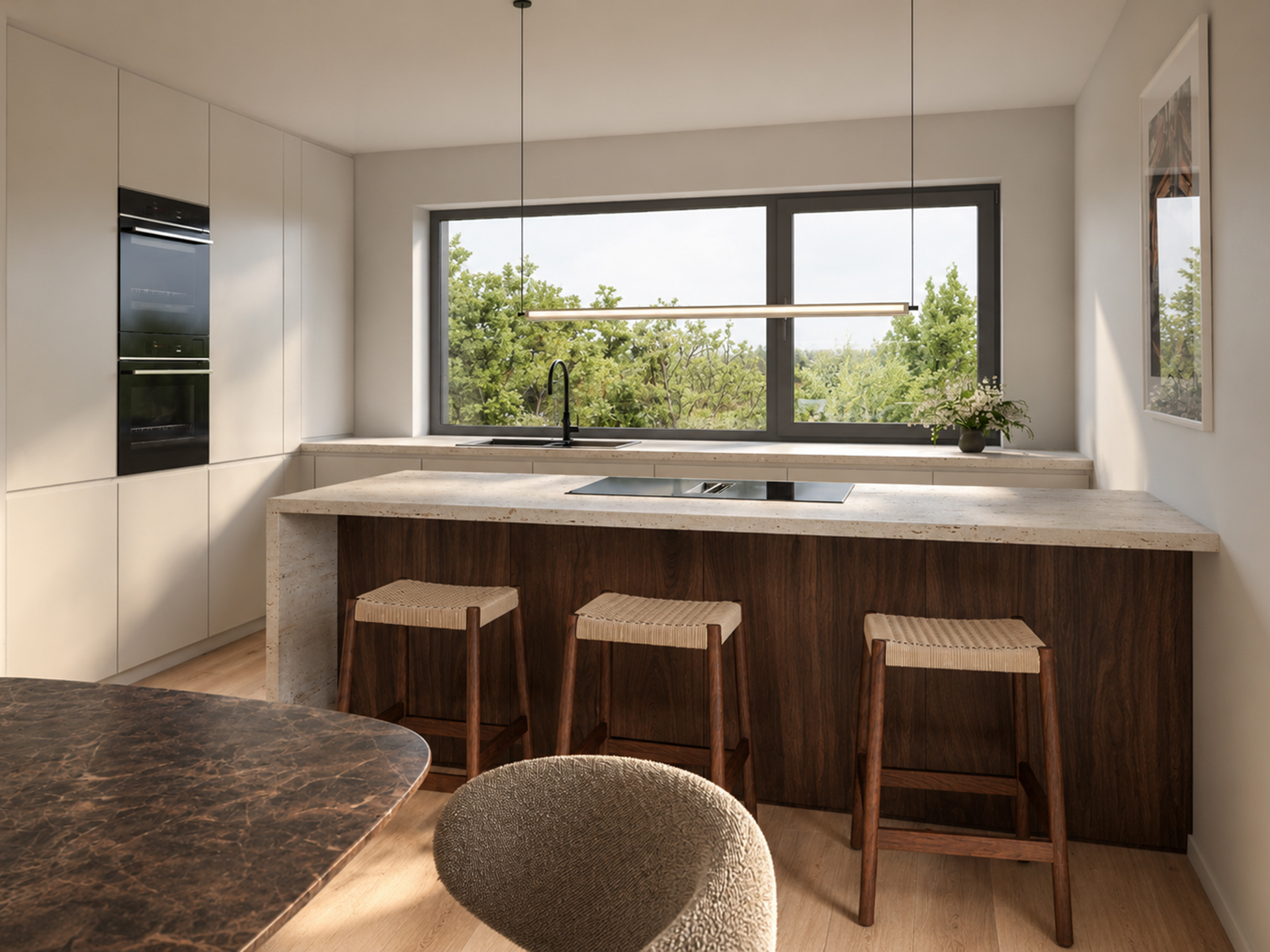Cuisine d'une maison Op Pelgert : îlot central en bois foncé au plan de travail clair, trois tabourets, grande fenêtre sur les arbres.