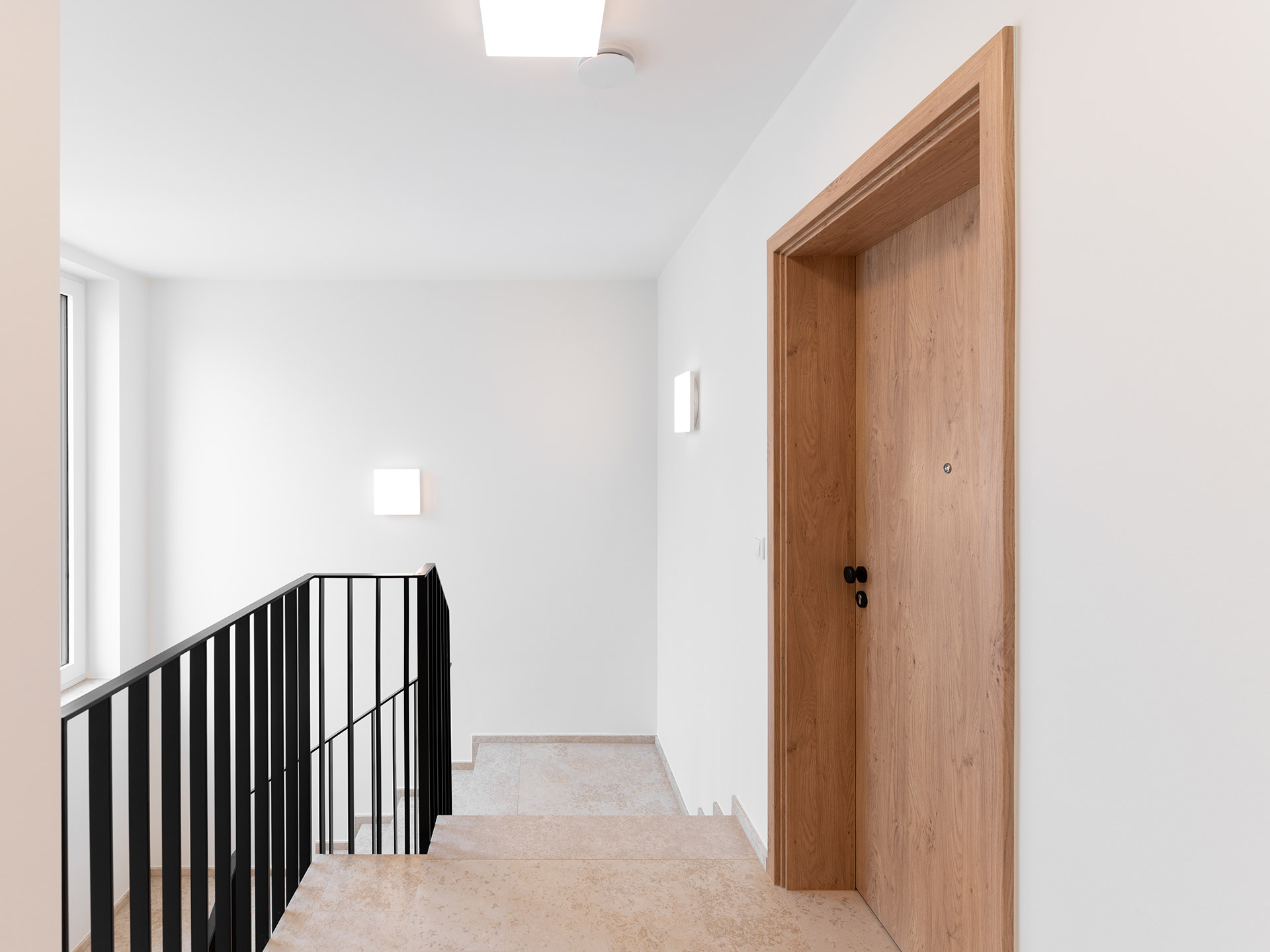 Des espaces communs spacieux aux lignes épurées, pensés pour offrir une atmosphère chaleureuse et accueillante dès le palier.