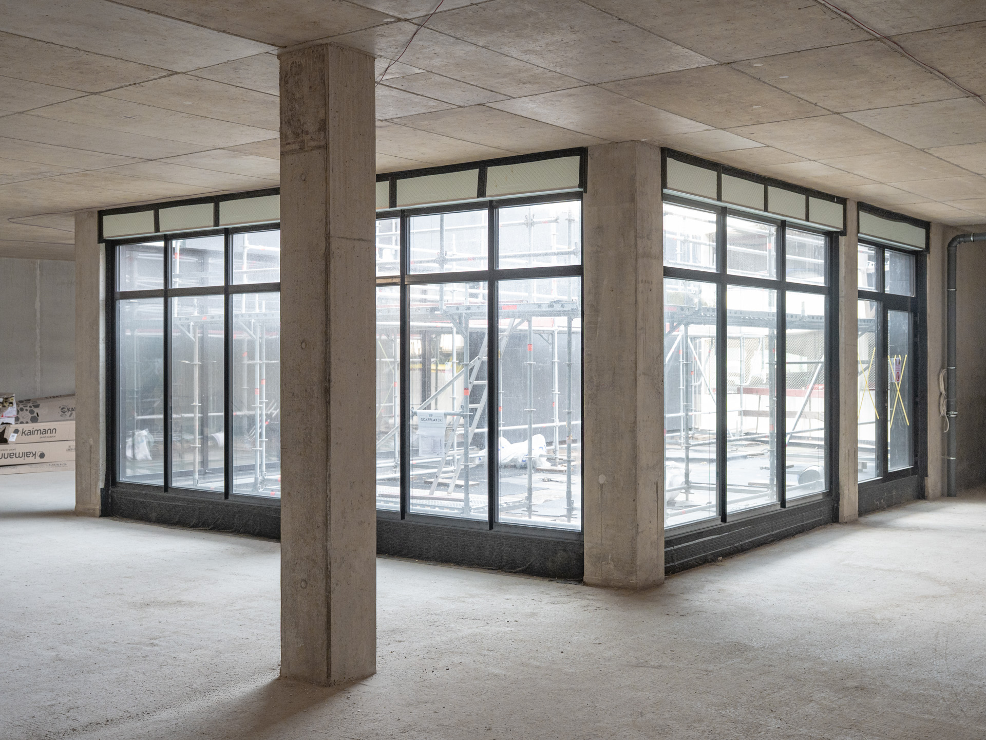 Des surfaces de bureaux et commerciales lumineuses au rez-de-chaussée.